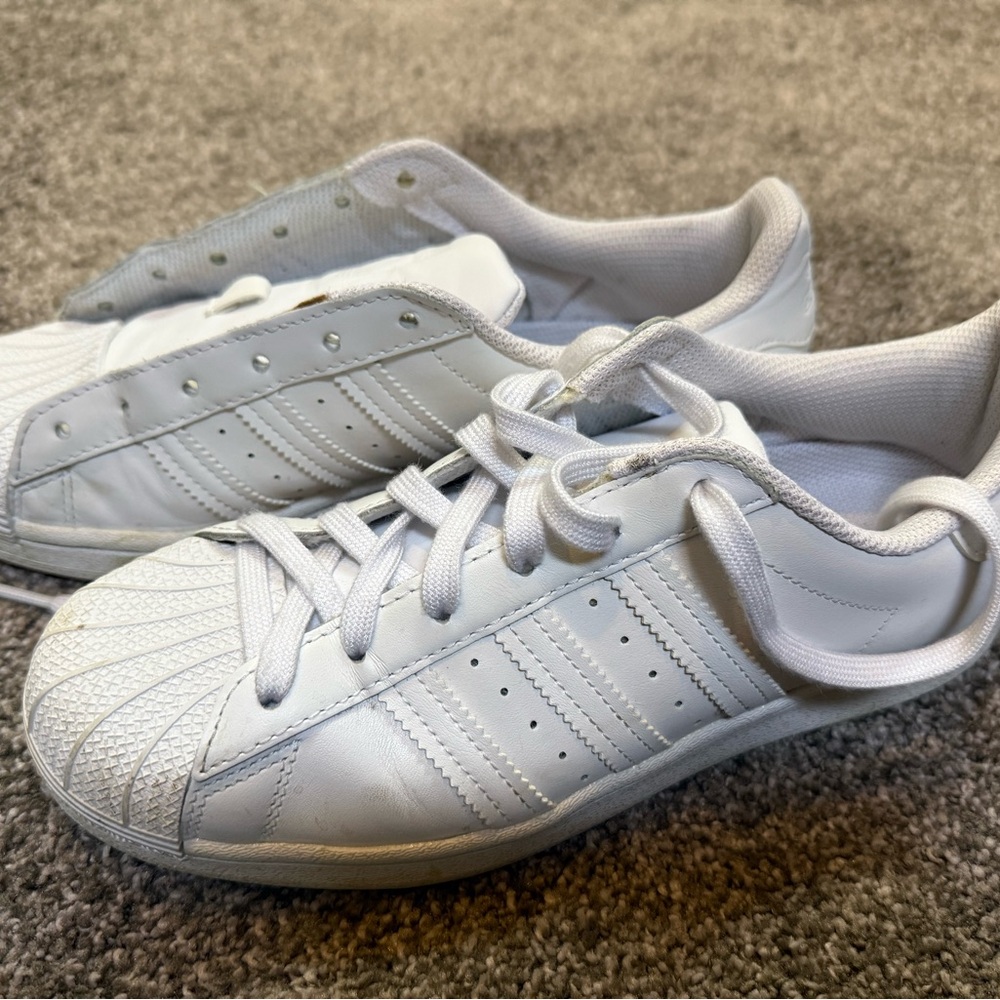 Adidas Clamshell women’s sneakers - excellent condition - size 7.5
